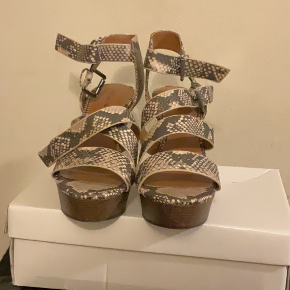 Brand New Snake Skin wedges size 8 women